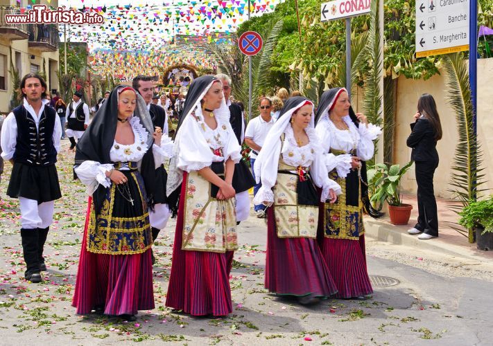 Immagine Abiti tradizionali sardi durante la processione di Sant'Efisio, in Sardegna: ci troviamo nelle strade di Pula  - © Pecold / Shutterstock.com