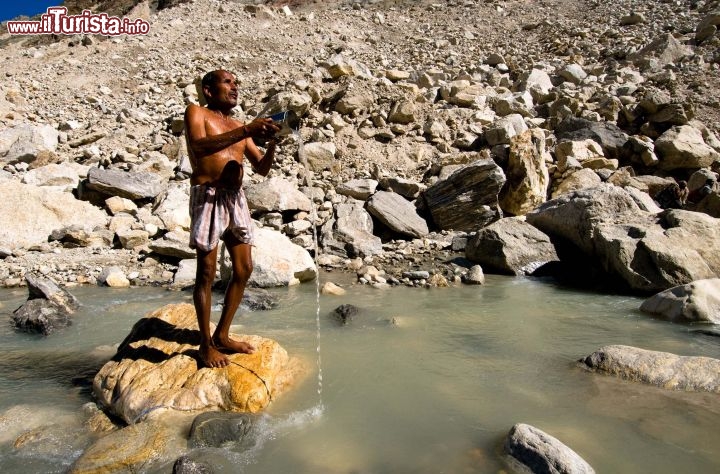 Immagine Abluzioni nel fiume sacro del Uttarakhand Uttar Pradesh India - Foto di Giulio Badini / I Viaggi di Maurizio Levi