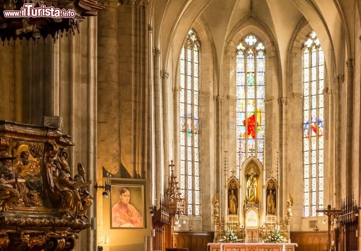 Immagine Abside di Saint Michael, Cluj Napoca - Le vetrate con rappresentazioni religiose e l'altare maggiore della cattedrale dedicata a San Michele fanno parte dei gioielli artistici ospitati all'interno di questo suggestivo edificio di Cluj Napoca © Radu Bercan / Shutterstock.com