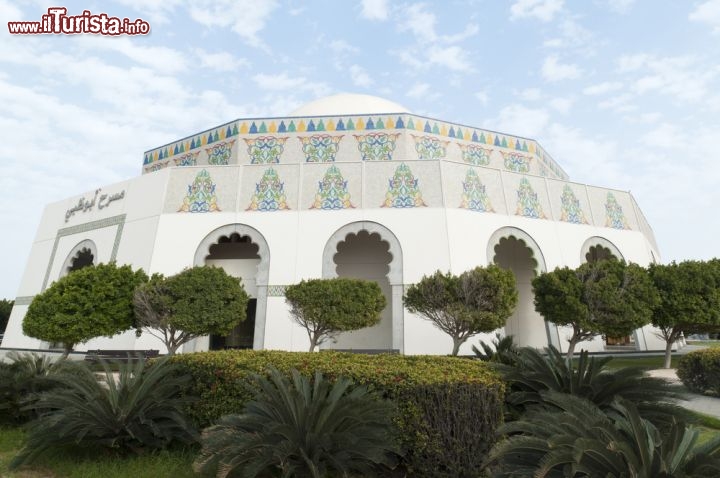 Immagine L'Arabian Nights Heritage Village, nei pressi di Al Ain, è a metà strada tra un hotel, un campeggio, e un villaggio antico sapientemente ricostruito. Senza televisioni né connessione a internet, i suoi ospiti sono invitati a trascorrere delle vere "notti arabe" d'altri tempi -  © tony740607 / Shutterstock.com