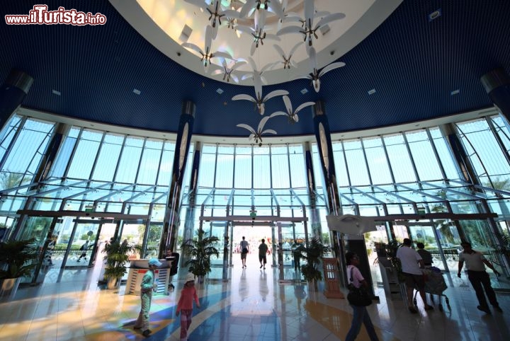Immagine Il Marina Mall di Abu Dhabi non è un centro commerciale come gli altri: qui ci sono piste da pattinaggio e da bowling, un cinema multisala, una piattaforma panoramica alta 100 metri e fontane musicali... oltre, ovviamente, a centinaia di negozi e boutique - © Losevsky Photo and Video / Shutterstock.com