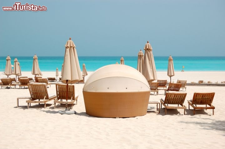 Immagine Lungo la costa di Abu Dhabi (Emirati Arabi Uniti) sorge la Saadiyat Island, lussuosa destinazione turistica che dovrebbe essere completata entro il 2020, con centri culturali, musei, locali esclusivi, centri commerciali e parchi divertimento. Ovviamente non mancheranno le spiagge idilliache - © slava296 / Shutterstock.com