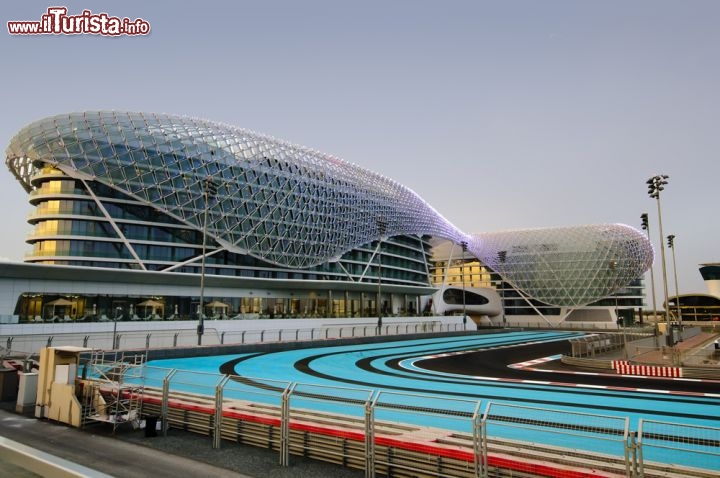 Immagine Il Circuito automobilistico Yas Marina di Abu Dhabi è diventato un protagonista della Formula 1 dal 2009, dopo essere stato concepito da Hermann Tilke. Si trova sull'isola di Yas, a mezz'ora di viaggio da Abu Dhabi, immerso tra parchi divertimenti, campi da golf e resort di lusso -  © hainaultphoto / Shutterstock.com