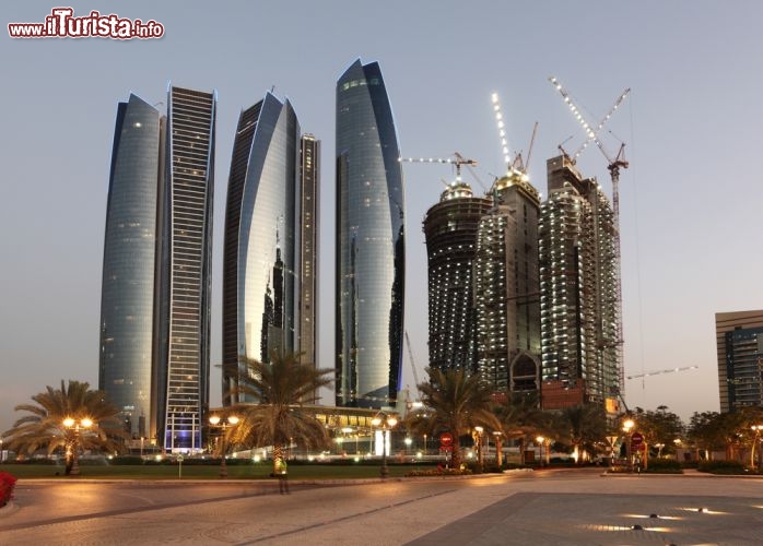 Immagine Grattacieli pendenti, torri costruite in componenti fotosensibili, palazzi così alti da confondersi col cielo: ad Abu Dhabi architetti e ingegneri si sono sbizzarriti, come a volersi proiettare in alto, lontano dal deserto -  © Philip Lange / Shutterstock.com
