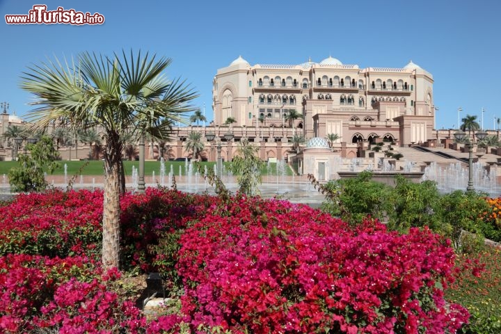 Immagine Ad Abu Dhabi c'è uno degli hotel più costosi del mondo: è l'Emirates Palace, immerso in giardini lussureggianti e dotato di interni preziosi, decorati in oro e marmo. Nel 2010 vi è stato allestito l'albero di Natale più caro del mondo: struttura e addobbi sono costati 11 milioni di dollari! - © Philip Lange / Shutterstock.com