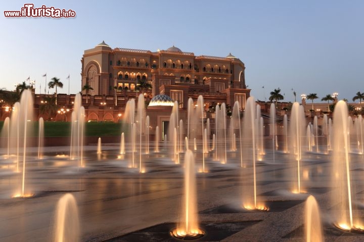 Immagine L'hotel più lussuoso di Abu Dhabi è l'Emirates Palace, che sorge su una spiaggia privata di sabbia candida lunga1.3 km, circondata da 85 ettari di giardini con un incantevole gioco di fontane - © Philip Lange / Shutterstock.com