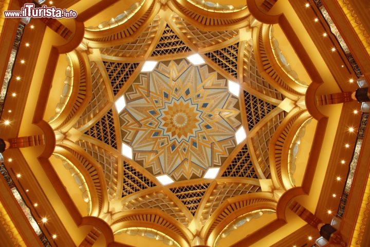 Immagine L'Emirates Palace è un hotel di lusso ad Abu Dhabi, progettato dall'architetto John Elliott RIBA e inaugurato nel novembre del 2005. L'interno è estremamente sfarzoso, con preziose decorazioni in stile orientaleggiante - © Lyubov Timofeyeva / Shutterstock.com