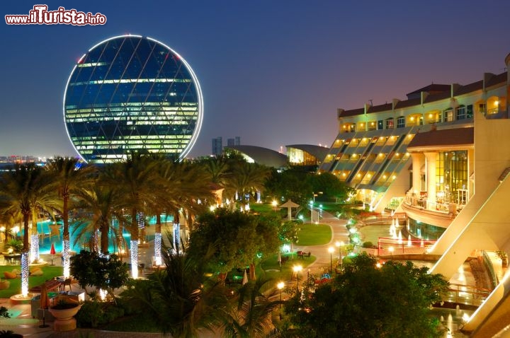 Immagine All'entrata di Abu Dhabi c'è l'edificio sferico, unico nel suo genere, in cui ha sede la società immobiliare Aldar - © slava296 / Shutterstock.com