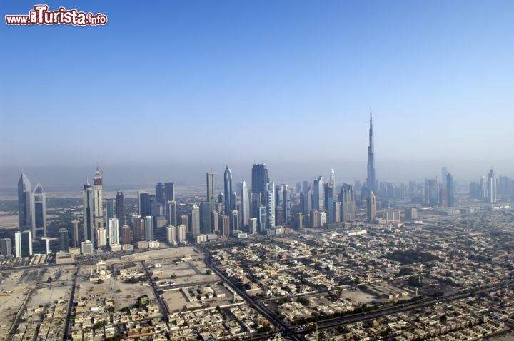 Immagine Abu Dhabi è la capitale nonché la seconda città più popolosa degli Emirati Arabi Uniti: nel territorio urbano, tra grattacieli mozzafiato, vivono circa 620 mila abitanti. Lo skyline vanta oltre 25 palazzi che superano i 100 metri d'altezza - © Patrik Dietrich / Shutterstock.com