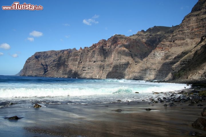 Immagine Acantilados de los Gigantes, le rocce a strapiombo della costa sud-occidentale di Tenerife, isole Canarie. Si trovano appena a nord delle località di Puerto de Santiago e di Los Gigantes - © Natalia Belotelova / Shutterstock.com