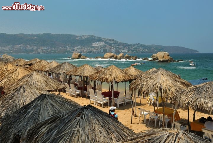 Immagine Acapulco beach: ombrelloni sulla grande spiaggia dell'Oceano Pacifico in Messico - © Erkki & Hanna / Shutterstock.com