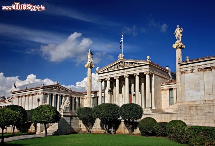 Immagine Accademia di Atene. Si tratta del luogo più insigne dedicato alla ricerca in Grecia. Le sue imponenti forme neoclassiche, che portano la firma di Teofilo Hansen, vennero inaugurate nel 1887. Oggi l'Accademia ospita le Scienze Naturali, la Scienze Morali e Politiche e una parte dedicata alle lettere ed alle Arti - © Heracles Kritikos / Shutterstock.com