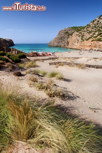 Immagine Accesso alla spiaggia di Buggerru, in particolare l'arenile di Cala Domestica in Sardegna - © Jenny Sturm / Shutterstock.com
