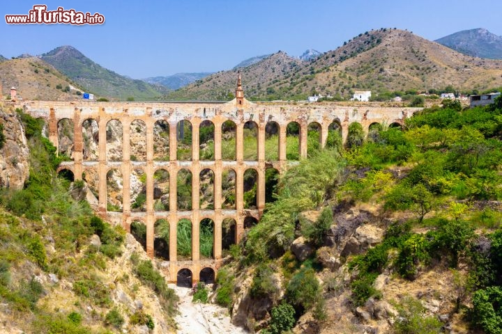 Immagine Acquedotto di Nerja in Andalusia, Spagna - Quattro piani di arcate per lo straordinario acquedotto dell'Aguila, situato nei pressi del Barranco de la Coladilla: considerata una delle bellezze architettoniche da non perdere durante il tour alla scoperta della città, è tutt'oggi in uso © S.Borisov / Shutterstock.com