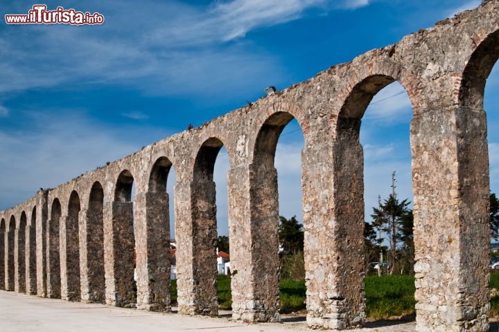 Immagine Acquedotto di Obidos, Portogallo - Comune della regione della Leiria, nel centro del Portogallo, Obidos non solo è famoso per essere uno dei principali produttori di ginja - un delizioso liquore alla ciliegia - ma anche per le sue mura e l'acquedotto molto ben conservato che ne rivela le origini romane © David Ionut / Shutterstock.com