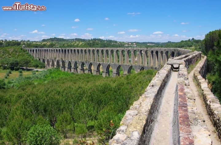 Immagine Acquedotto Romano nei pressi di Tomar in Portogallo - © LianeM / Shutterstock.com