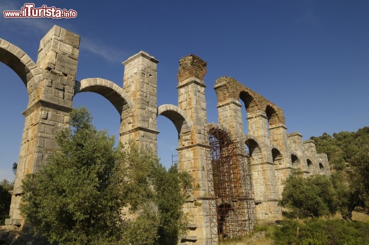 Immagine Acquedotto romano a Moria: ci troviamo sull'isola di Lesbo (Lesvos) in Grecia - © StockCube / Shutterstock.com