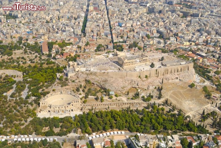 Immagine L'Acropoli di Atene con i teatri di Erode e Dionisio, vista dall'aereo. Nell'immagine si notano i quartieri a nord - nord-est e cioè della Plaka, il Partenone ed i due teatri. Quello più piccolo, fatto erigere da Erode Attico, sulla sinistra nella foto, è ancora utilizzato per vari spettacoli esitivi - © Pietro Basilico / Shutterstock.com