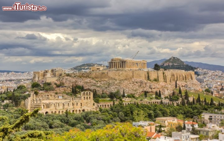 Immagine L'Acropoli di Atene con i suoi monumenti. E' considerata l'acropoli per eccellenza, ed ha una impressionante effetto visivo sui turisti che vengono a visitare la cpaitale della Grecia. E' anche conosciuta con il nome di Cecropia. Gli archeologi indicano che questo suggestivo e piccolo altopiano rocciso, che si eleva di di 156 metri sul livello del mare, fosse utilizzato già nel 7° secolo avanti Cristo. Il primo cuore di Atene venne distrutto dai Persiani di Serse nel 480 a.C. quando gli ateniesi si rifugiarono temporaneamente sull'isola di Salamina, ma venne ricostruito e reso immportale durante l'età dell'oro di Pericle, con la costruzione del celebre Partenone - © Lefteris Papaulakis / Shutterstock.com