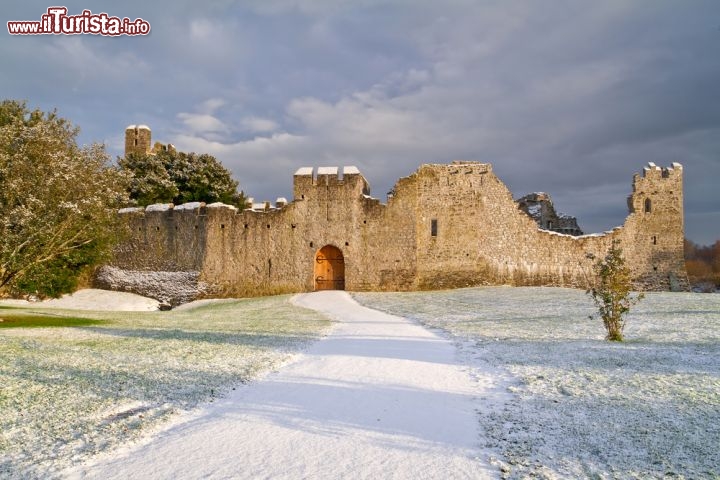 Immagine Adare Castle in Irlanda, con la neve nella magia dell'inverno - © Patryk Kosmider / Shutterstock.com