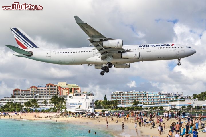 Immagine Un aereo dell'Air France in fase di atterraggio al Princess Juliana International Airport, nei pressi di Philpsburg a Saint Martin  - © PSean Pavone / Shutterstock.com