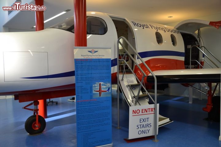 Immagine Aereo del Royal Flying Doctor Service - E' un servizio fondamentale per chi vive nelle gradi distese del Red Centre in Australia. Le fattoria si trova no decine e centinaia di km tra loro e dalle città più grandi, e l'aereo è l'unico modo per fornire assistenza sanitaria in tempi brevi