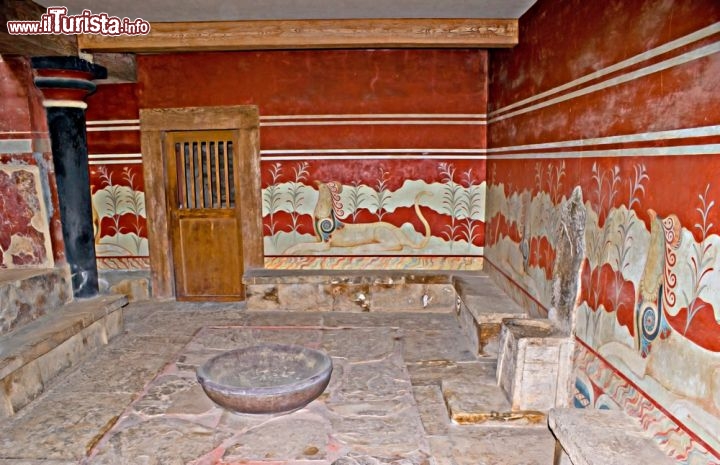 Immagine Affreschi al palazzo di Cnosso a Heraklion, Creta - Grazie ai continui scambi commerciali e culturali fra la civiltà cretese e quella egizia, a Cnosso vi fu sin dall'antichità una particolare fioritura a livello pittorico. I cretesi dipingevano infatti sulle pareti del palazzo opere di grande prestigio: ancora oggi al museo archeologico sono conservati affreschi che rappresentano scene di giochi con i tori, processioni e motivi geometrici. Per la prima volta le immagini vennero utilizzate per abbellire luoghi in cui si abitava e non solo per rappresentare concetti e simboli come nell'arte egizia © eFesenko / Shutterstock.com