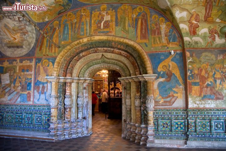 Immagine Affreschi della chiesa del profeta Elia a Yaroslavl, Russia - Fatta costruire dai fratelli Anikey e Nifantey Skripin fra il 1647 e il 1650, la chiesa dedicata al profeta Elia colpisce i visitatori soprattutto per il suo straordinario interno in cui si possono ammirare affreschi del'600 che ripercorrono la vita quotidiana del santo © volkova natalia / Shutterstock.com