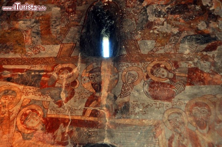 Immagine Affresco nella Chiesa di Santa Barbara di Khe. Si trova nello Svaneti in Georgia, lungo la strada per Ushguli