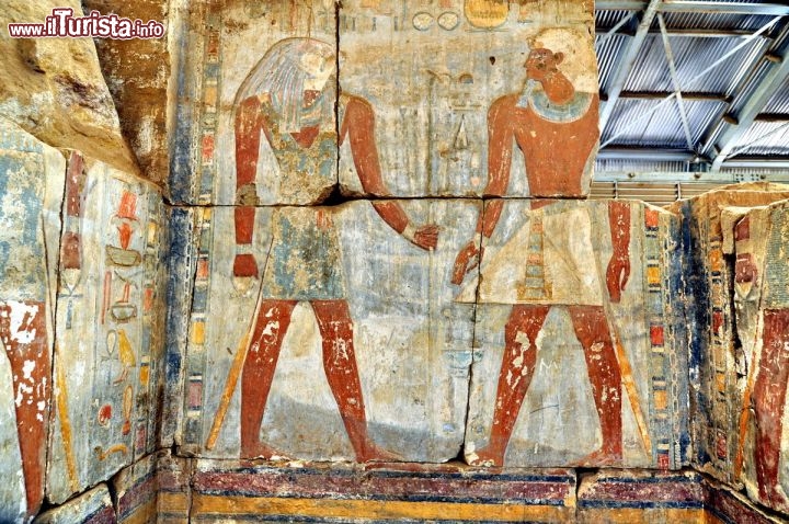 Immagine Affresco nel tempio egiziano di Buhen, datato 1500 avanti Cristo. Si tratta di uno dei due templi che si trovano dentro al National Museum di Khartoum in Sudan. Quando fu costruita la diga di Assuan, oltre al sito di Abu Simbel, vennero smontati anche questi templi che sarebbero rimasti nel versante sudanese del Lago Nasser. Portati a Khartoum sono stati riassemblati all'antico splendore, all'interno del Museo Nazionale  - © Enrico Montanari