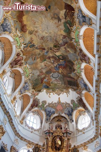 Immagine Il grande affresco del soffitto della navata centrale nella chiesa di San Martino a Biberach in Germania