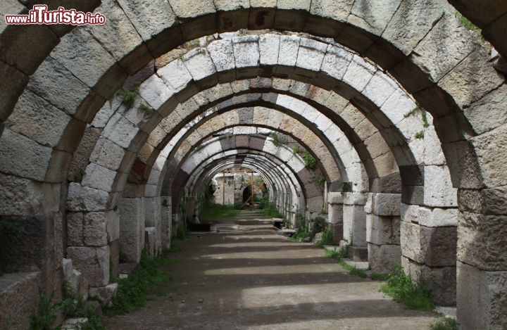 Immagine L' Agorà di Izmir Turchia: gli scavi archeologici  - © fpolat69 / Shutterstock.com