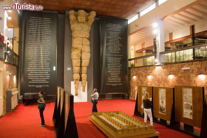 Immagine Il Museo Archeologico di Agrigento, il più importante polo culturale della Sicilia - Nell'immagine vi è un assaggio dell'allestimento progettato da Franco Minissi. I contenuti in mostra sono composti di circa 5688 elementi e le collezioni denotano soprattutto il lavoro degli scavi archeologici che sono stati fatti dal 1940 circa fino ad oggi. Vi sono racchiuse topografie, sculture architettoniche, reperti numismatici e elementi originali, come la statua di Telamone originale per esempio, la stessa che si può vedere nell'immagine - Agrigento Museo Archeologico