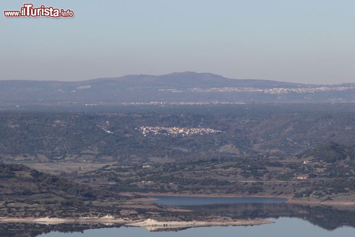 Immagine Il panorama da Nughedu Santa Vittoria: in primo piano il lago artificiale del Tirso, poi Aidomaggiore e sullo sfondo Macomer - © Gianni Careddu, CC BY-SA 3.0, Wikipedia