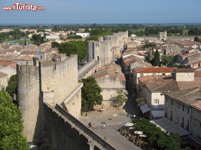 Immagine Veduta aerea delle mura di Aigues Mortes, Provenza - Le fondazioni di queste imponenti mura poggiano su piattaforme di legno fissate al terreno mediante pali di quercia © bouzou / Shutterstock.com