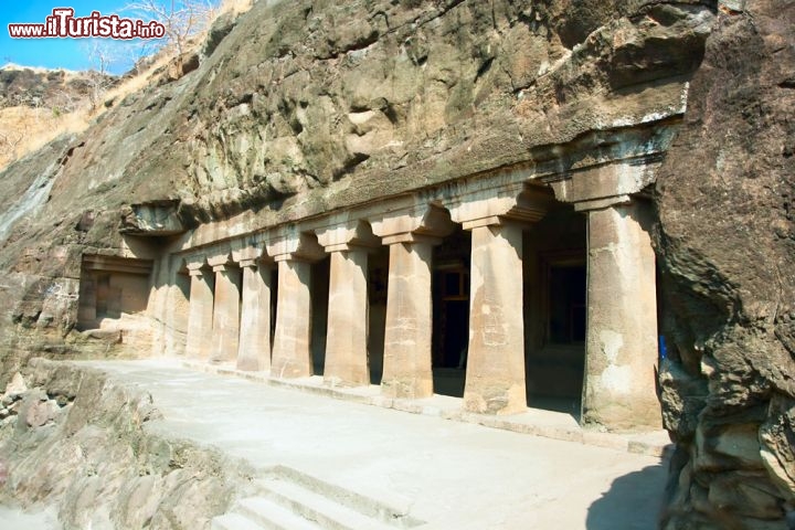 Immagine Ajanta Caves le grotte con i templi buddisti scavati nelle rocce, stato di Maharashtra in india - © Aleksandar Todorovic / Shutterstock.com