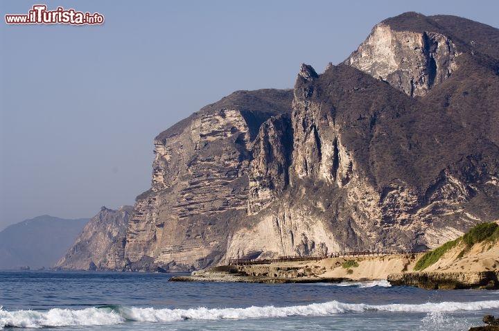 Immagine Sulla spiaggia di Al Mughsayl si verifica un fenomeno particolare, quello dei Blowholes, dei soffioni naturali causati dalla pressione delle onde dell'Oceano Indiano sulla costa dell'Oman - Copyright Ufficio del Turismo del Sultanato dell'Oman