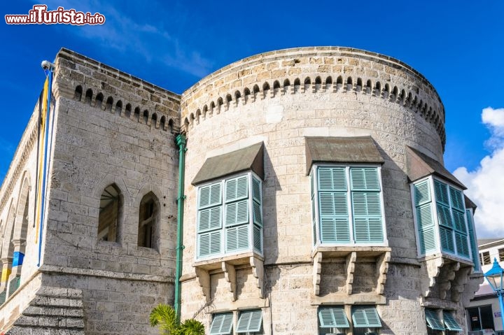 Immagine L'ala ovest del Parlamento di Bridgetown, a Barbados. Si notino le belle finestre in stile coloniale - © Anton_Ivanov / Shutterstock.com