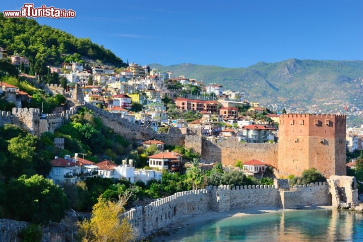 Immagine Alanya, la baia e il castello di Kalesi, uno dei più belli di tutta la Turchia - © AAresTT / Shutterstock.com