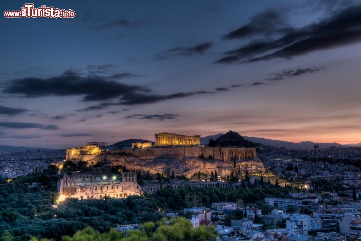 Immagine Alba ad Atene: in primo piano siti archeologici dell'Acropoli, che domina la capitale della Grecia con in cima il Partenone - © Michael Avory / Shutterstock.com