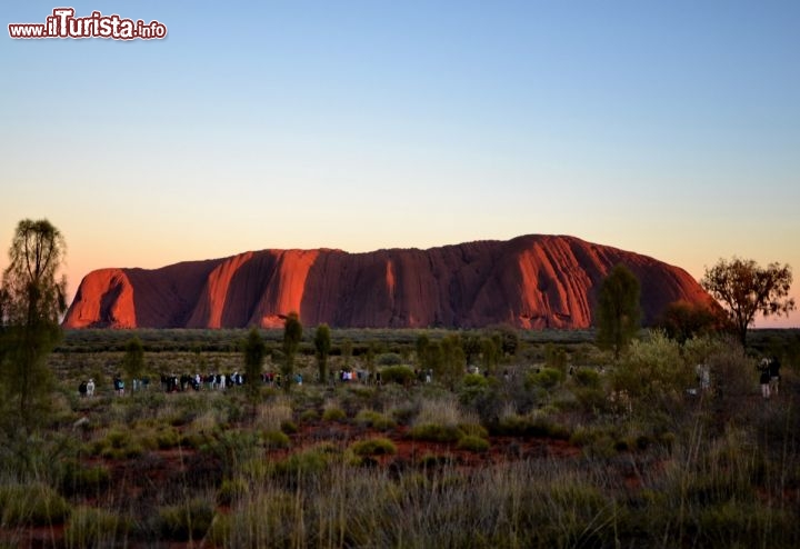 Immagine Alba ad Ayers Rock (Uluru) la celebre montagna del Northen Territory in  Australia - Trovandoci non distanti dal Tropico del Capricorno (siamo 2 gradi a sud), il momento dell'alba si verifica intorno alle 6 del mattino, ed è uno dei "must", cioè una delle cose imperdibili quando si viene nel Red Centre Australiano. Il punto dedicato ad ammirare l'alba si chiama Talinguru Nyakunitjaku, e si trova a sud est della montagna sacra