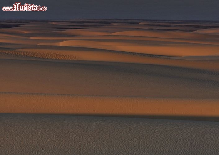 Immagine Alba in Egitto: sulla dune di Abu Muharrik, vicino alla Djara Cave - In collaborazione con I Viaggi di Maurizio Levi