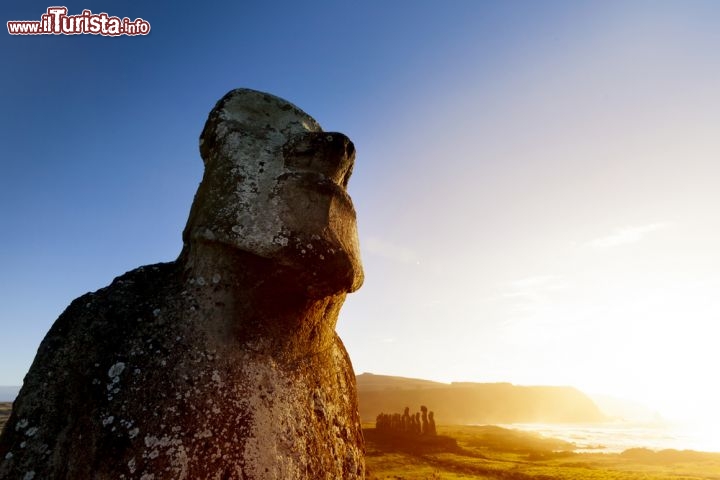 Immagine Alba Isola di Pasqua (Rapanui): in primo piano un Moai, una delle famose teste di pietra dell'Easter Island (Cile) - © Tero Hakala / Shutterstock.com