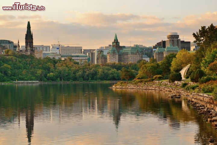 Immagine Un'alba ad Ottawa (Canada) sull'omonimo fiume. Un cielo rosato saluta il risveglio della capitale canadese, piccola ma vivace, dotata di palazzi moderni, centri culturali e polmoni verdi, pulita e curatissima - © Songquan Deng / Shutterstock.com