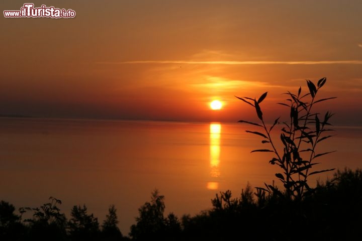 Immagine Alba sulla costa vicino a Nida, lungo il litorale del Mar Baltico in Lituania - © Birute Vijeikiene / Shutterstock.com