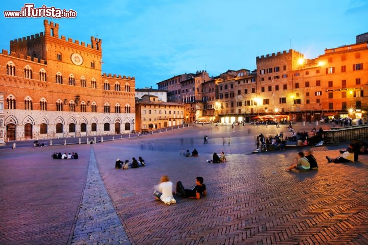 Immagine Un'alba a Piazza del Campo, nel centro di Siena, al cospetto del Palazzo Comunale e degli altri edifici medievali che la abbracciano - © Rechitan Sorin / Shutterstock.com