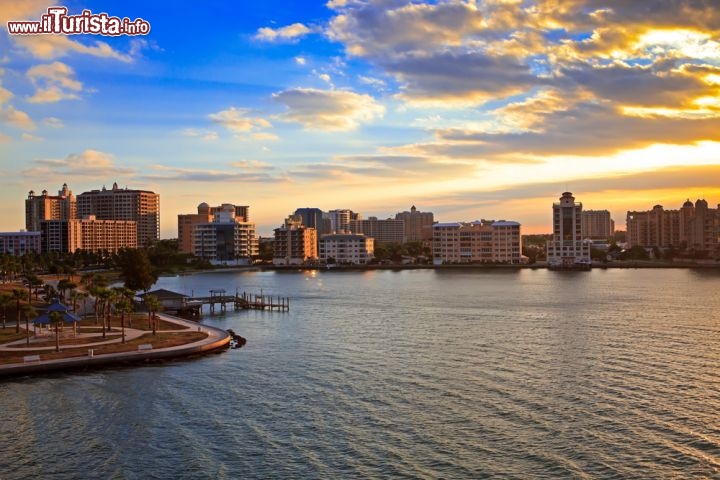 Immagine Alba a Sarasota, con la skyline della città nel nord-ovest della Florida (USA)- © jo Crebbin / Shutterstock.com