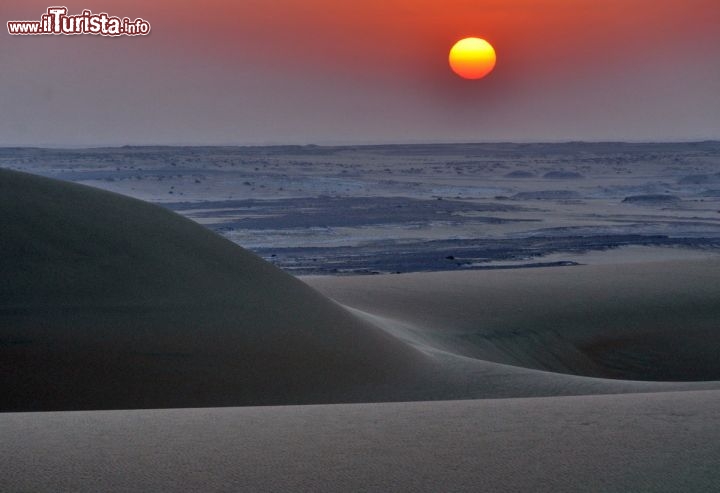 Immagine Alba nel deserto deserto dell'Egitto, tra le due di Abu Muharriq a 20 km dallaDjara Cave - In collaborazione con I Viaggi di Maurizio Levi