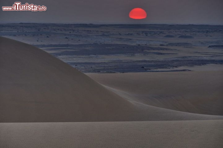 Immagine Alba sulle dune di Abu Muharrik, in Egitto. L'alba è uno dei momenti più emozionanti nel deserto del Sahara - In collaborazione con I Viaggi di Maurizio Levi