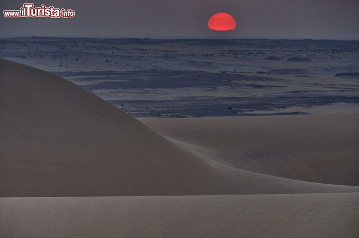 Immagine Alba sulle dune di Abu Muharrik, in Egitto. L'alba è uno dei momenti più emozionanti nel deserto del Sahara - In collaborazione con I Viaggi di Maurizio Levi